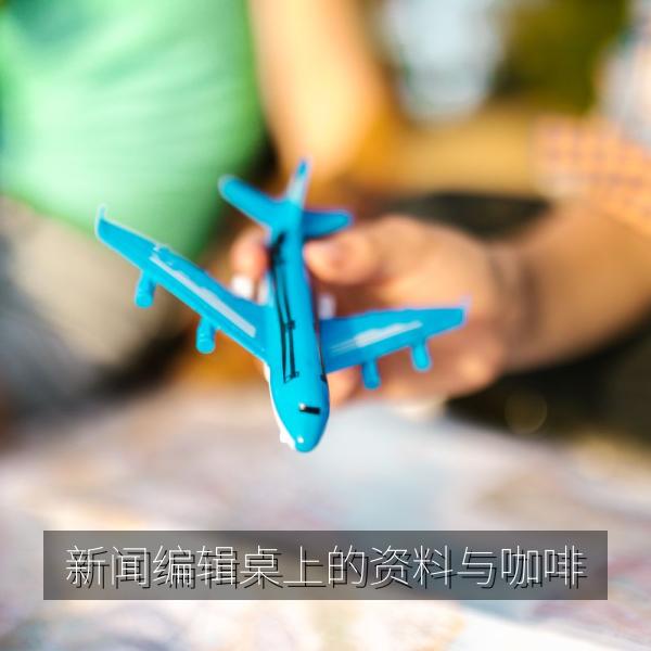 新闻编辑桌上的资料与咖啡
